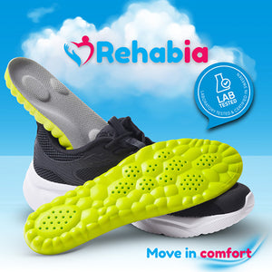 Grå og grønne innleggssåler i sneakers som viser strukturen på undersiden, med skyer i bakgrunnen som symboliserer komfort og demping