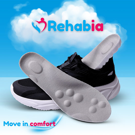 Grå og hvite innleggssåler i sneakers sett ovenfra, med skyer i bakgrunnen som forsterker følelsen av komfort