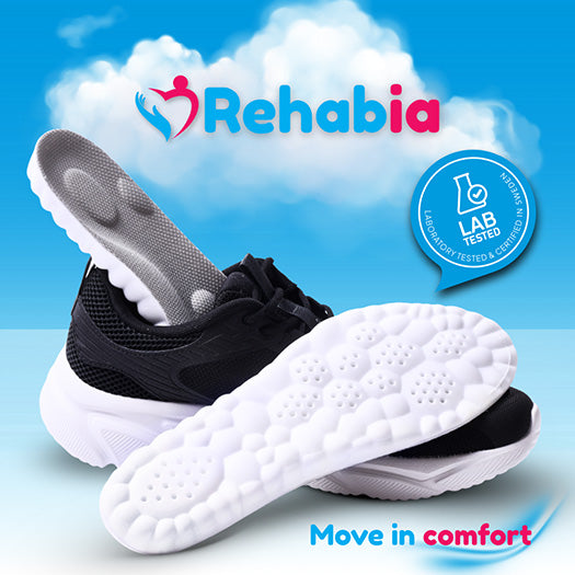 Grå og hvite innleggssåler i sneakers med undersiden opp, med skyer i bakgrunnen som forsterker opplevelsen av komfort