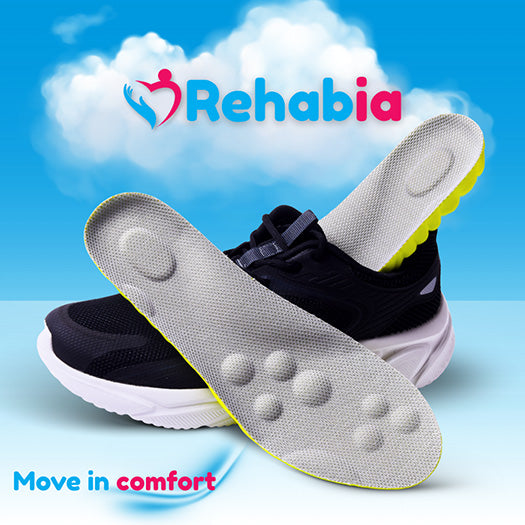 Grønne og grå innleggssåler i sneakers med synlige dempsoner, med skyer i bakgrunnen som formidler komfort og myk følelse