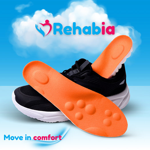 Oransje og hvite innleggssåler i sneakers som viser oversiden, med skyer i bakgrunnen som symboliserer komfort ved hvert steg