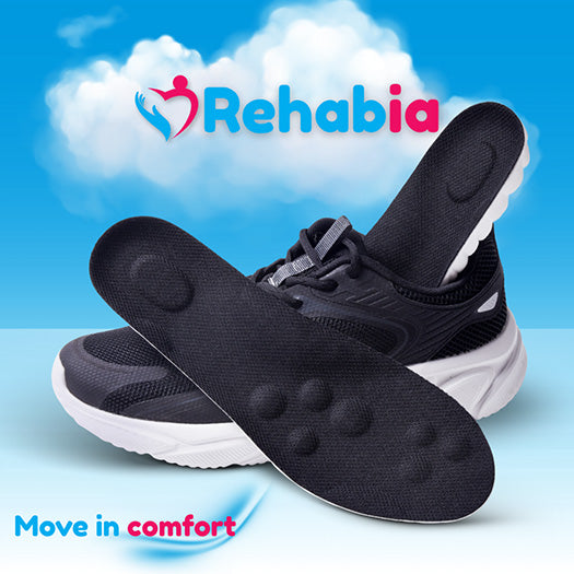 Svarte og hvite innleggssåler i sneakers som viser oversiden med dempende soner, med skyer i bakgrunnen som illustrerer komfort og myk gange