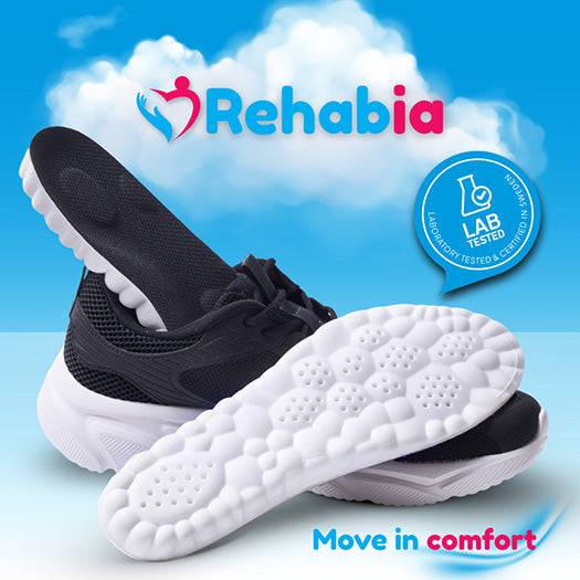 Svarte og hvite innleggssåler i sneakers som viser undersiden med ventilerende struktur, med skyer i bakgrunnen som illustrerer komfort